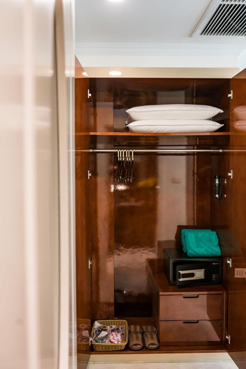 Lk Emerald Beach - Sha Extra Plus Pattaya Exterior photo A wardrobe