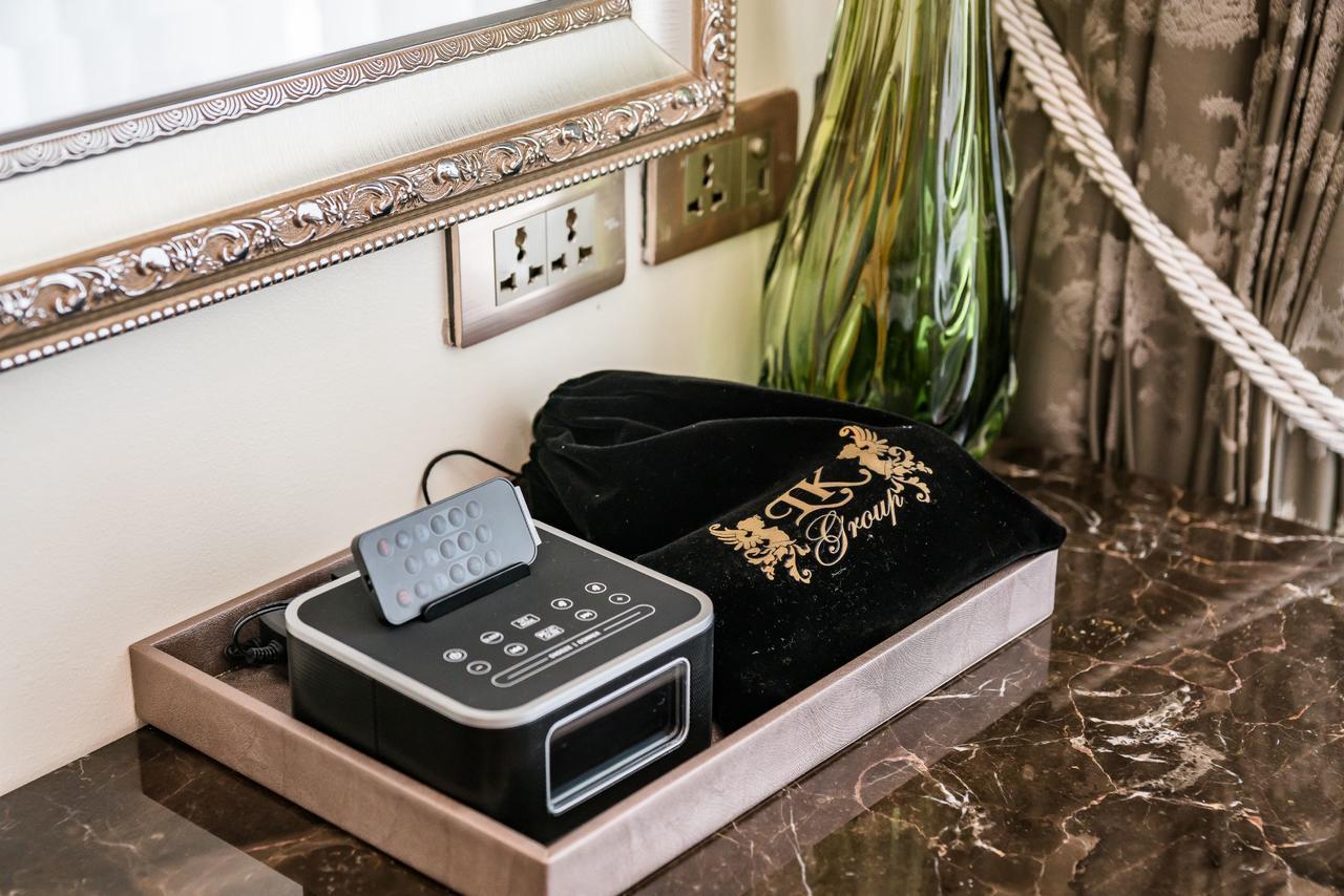 Lk Emerald Beach - Sha Extra Plus Pattaya Exterior photo A digital alarm clock