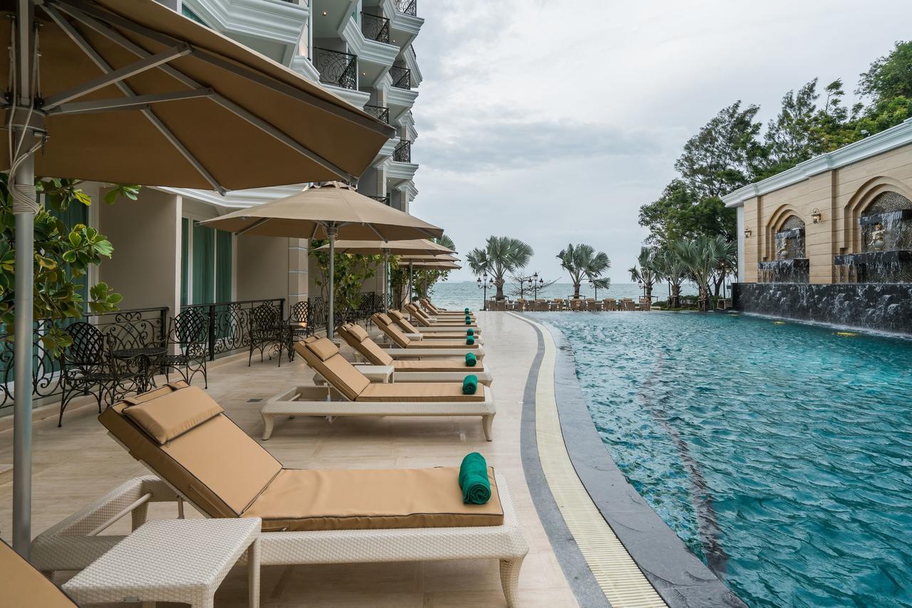 Lk Emerald Beach - Sha Extra Plus Pattaya Exterior photo Pool at The Royal