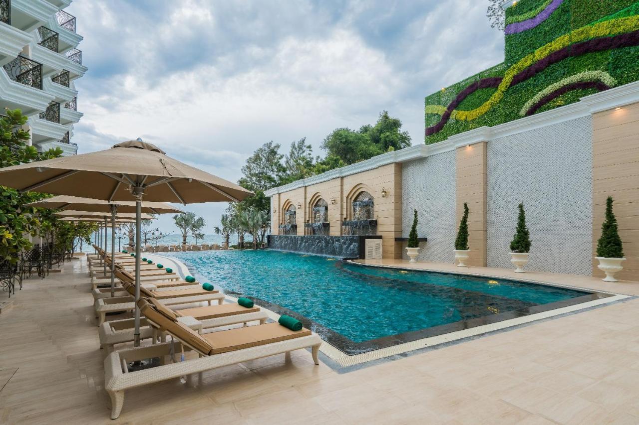 Lk Emerald Beach - Sha Extra Plus Pattaya Exterior photo The swimming pool at The Royal