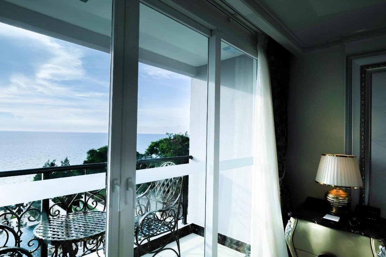 Lk Emerald Beach - Sha Extra Plus Pattaya Exterior photo A window with a roller blind